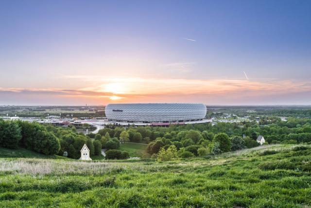 因凡蒂诺晒与印尼足协主席托希尔合照